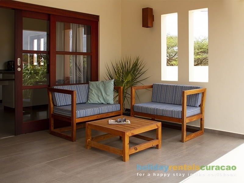 Prive veranda met comfortabele lounge banken