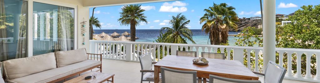 Oceanfront appartement 320 Blue Bay heeft een fantastische locatie! Gelegen op de begane grond met magnifique zeezicht. Direct aan het strand van Blue Bay met duikschool, diverse restaurants en gezellige beach bar. Het appartement heeft 3 slaapkamers, 3 badkamers, ruime keuken en woonkamer met airconditioning. ‘S’Avonds kan op het ruime balkon, 5 meter boven het strand, genoten worden van de zon die pal voor het appartement, tussen de palmbomen, in het westen ondergaat. Ook na de zonsondergang kan op het balkon genoten worden van de sfeervolle verlichting binnen, en het schitterende uitzicht over het verlichte strand., luisterend naar de golven die zachtjes tegen het strand kabbelen. Een unieke en perfecte locatie!