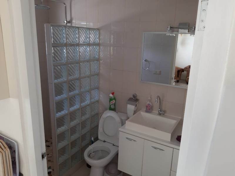 Ruime badkamer met douche toilet en wastafel