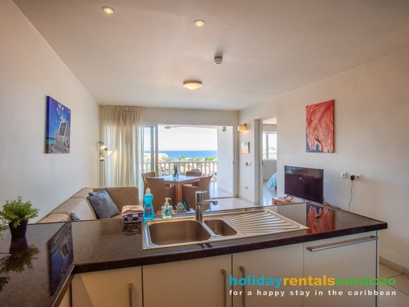 Keuken met uitzicht appartement blue bay golf en beach resort