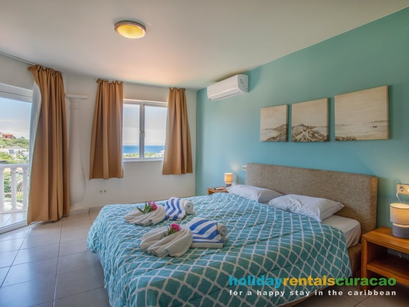 Slaapkamer met uitzicht op golf en beach resort blue bay