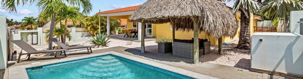 Nieuw! Villa 453 is een prachtige 6 persoons villa in de populaire wijk Vista Royal. De villa ligt op loopafstand van Jan Thiel Beach, Papagayo, Zanzibar en de Albert Heijn supermarkt, maar toch in een rustige straat.