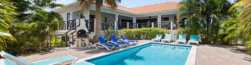 Nieuw bij Holiday Rentals Curacao! 12 persoons villa met prive zwembad en op slechts 200 meter van het populaire strand van Jan Thiel.
