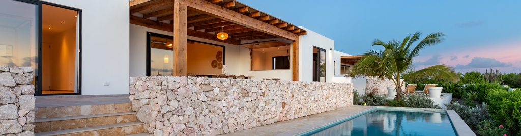 Nieuw! Luxe Ibiza look 8 persoons villa's op mini resort met privé zwembad in de rustige wijk Brakkeput naast Jan Thiel!
