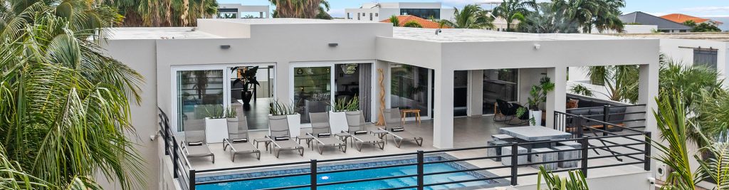 Nieuw! 10 persoons luxe villa op loopafstand van het strand van Jan Thiel met eigen zwembad.