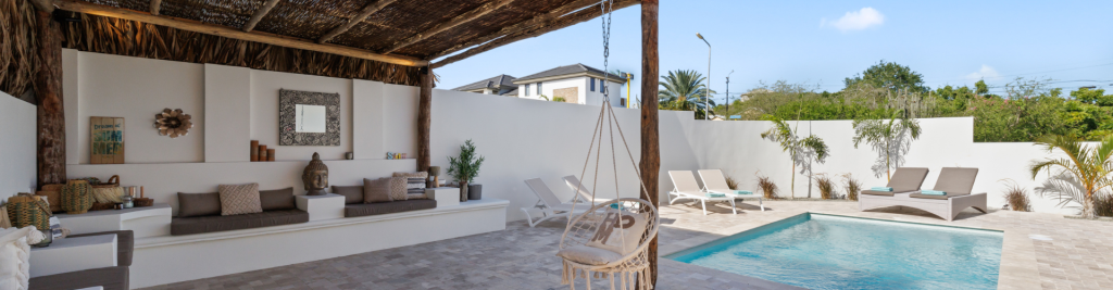 Bent u opzoek naar een ruime, luxe privé villa voor 12 personen? Dan is dit de ideale woning voor u gelegen in de populaire wijk Jan Thiel!