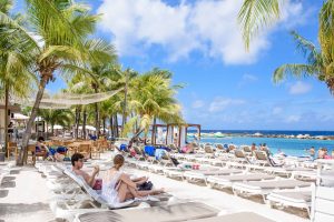 Mambo Beach Curaçao – een van de top 10 stranden met palmbomen, ligbedden en azuurblauwe zee