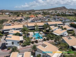 Luchtfoto Van Het Zwembad En De Vakantiewoningen Op Het Blue Bay Resort Curacao