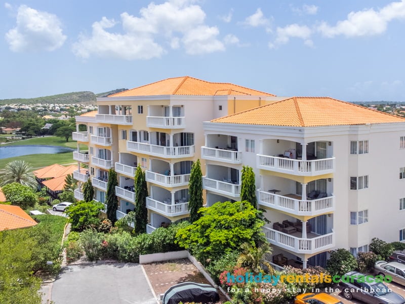 Appartementen met uitzicht op de golfbaan en de zee blue bay resort curacao