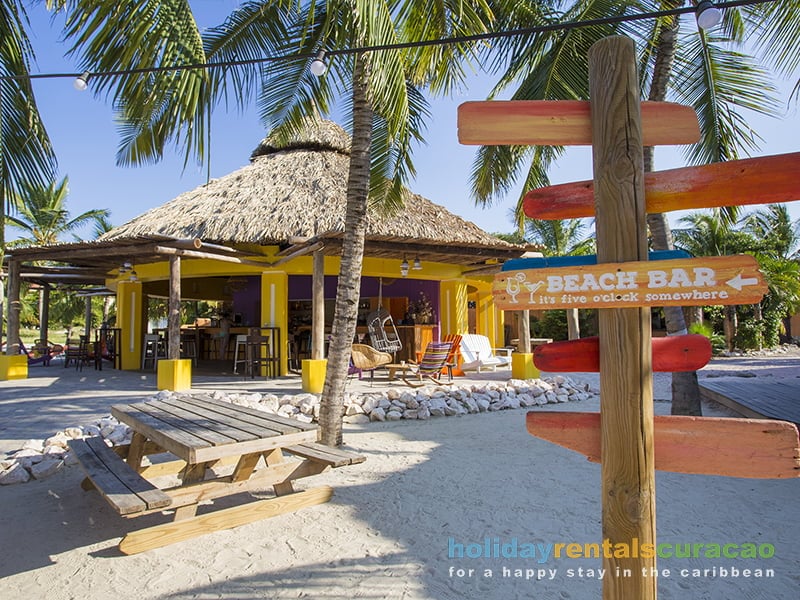 De blend beach bar op het blue bay resort