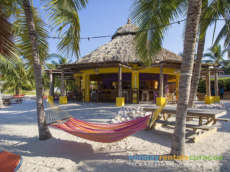Hangmat op het strand van blue bay Curacao