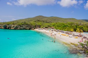 Grote Knip Curaçao – prachtig wit zandstrand met turquoise water en groene heuvels