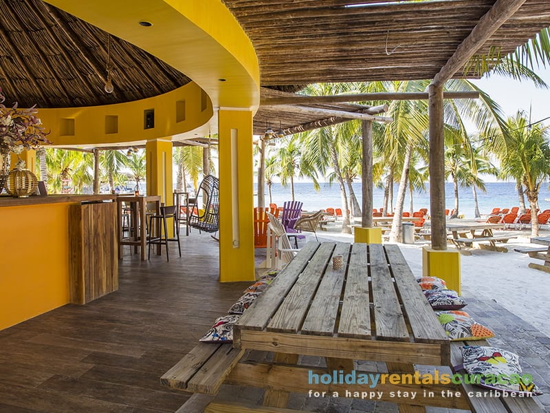 Blend Beach Bar op het strand van blue bay Curacao