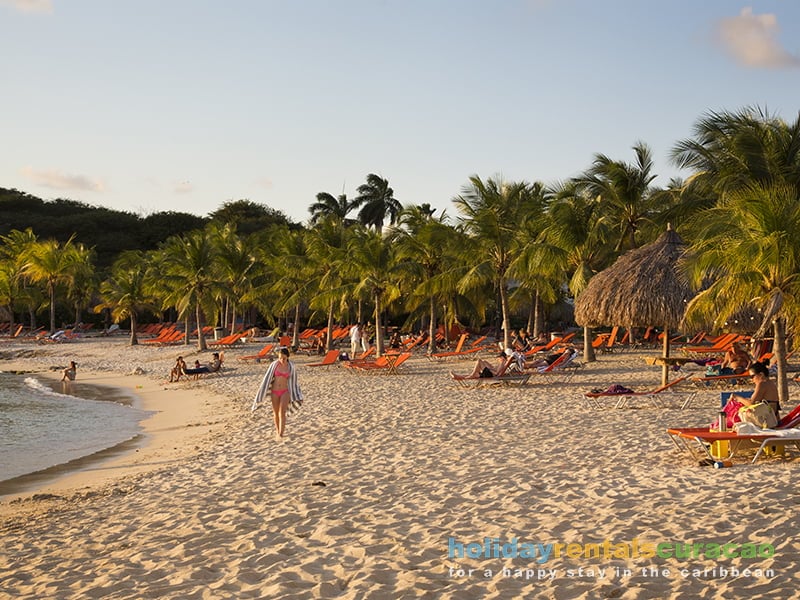 Bij zonsondergang is het puur genieten op het blue bay golf and beach resort curacao