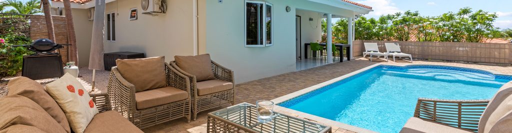 Villa 202 Jan Thiel Marbella Estate is een prachtige villa gelegen op het Marbella Estate Resort met aan de voorzijde een prachtig uitzicht over de zoutpannen. Aan de achterzijde van de villa geniet je van heerlijk veel privacy en eigen riant zwembad (4x7m). Deze villa is geschikt voor 6 personen.