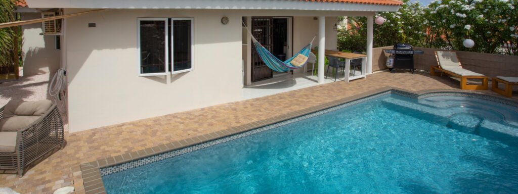 Villa 202 Jan Thiel Marbella Estate is gelegen op het Marbella Estate Resort met aan de voorzijde een prachtig uitzicht over de zoutpannen en de achterzijde heerlijk veel privacy en eigen riant zwembad. (4x7m)