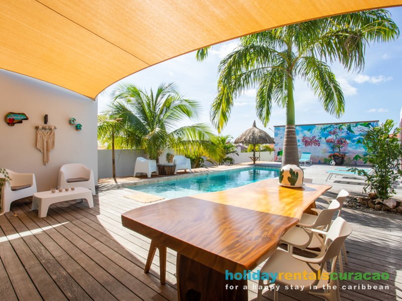 villa jan thiel Curacao zwembad met ligbedden