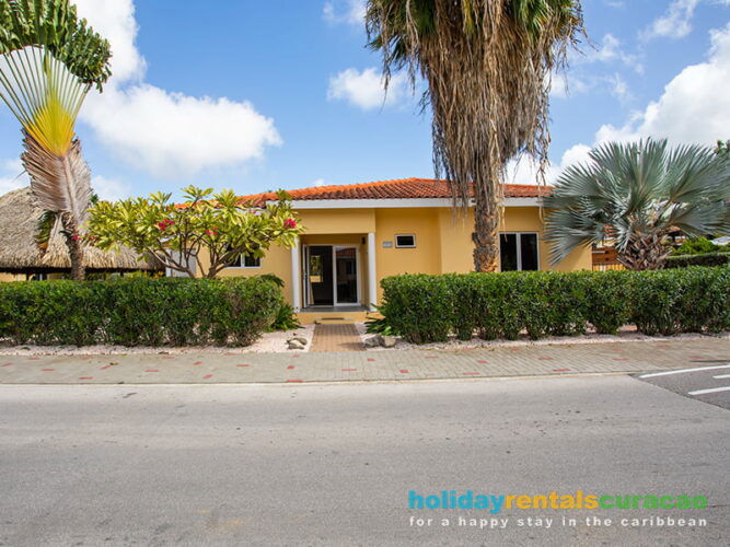 Het Vooraanzicht Van De Villa Op Marbella Estate