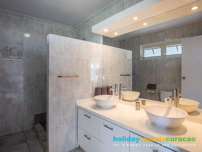 Moderne badkamer met dubbele wastafel