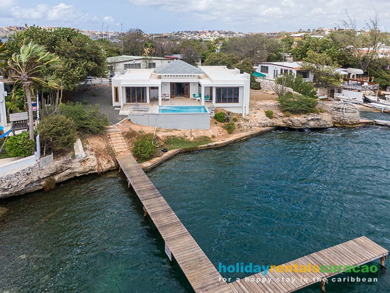 Prachtige luchtfoto van de villa met zwembad en steiger