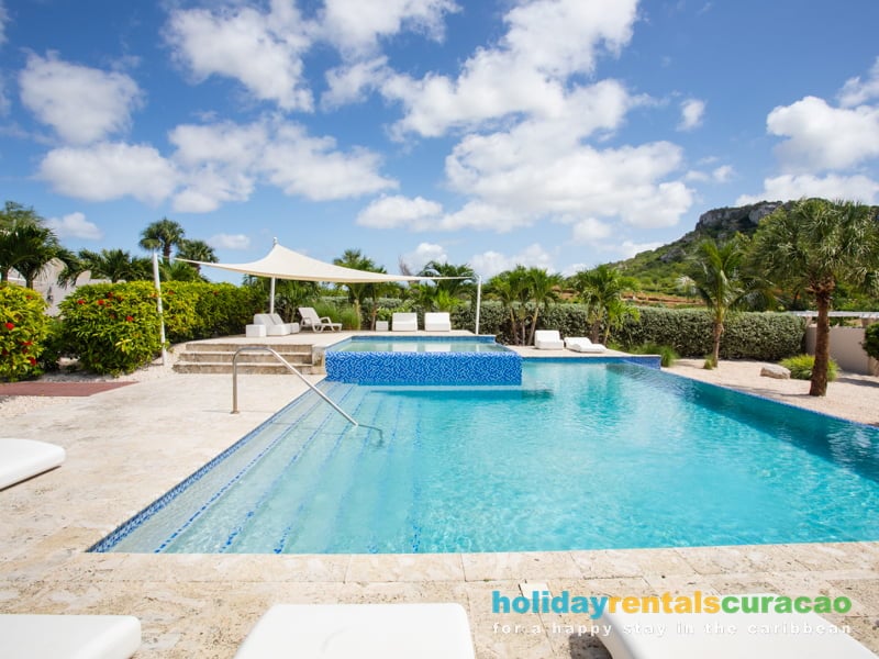 Zwembad met uitzicht op de bergen blue bay resort Curacao